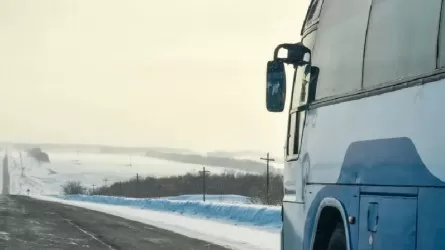 Автобус с пассажирами заглох на трассе в Карагандинской области