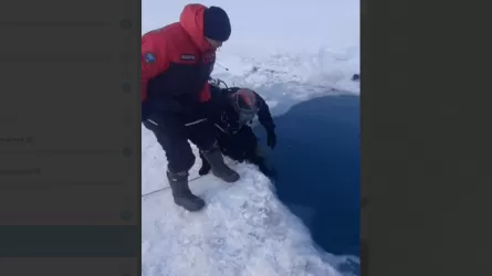 Еще один автомобиль с людьми ушел под воду в Казахстане 