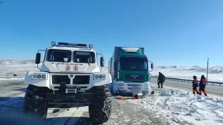 На пять суток в мороз застрял на Кордайском перевале водитель фуры 