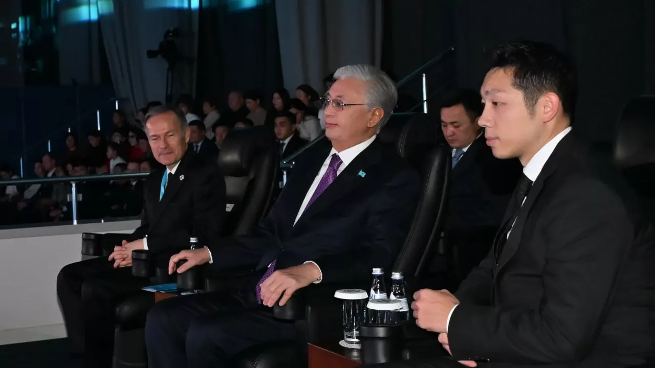 Президент Үстел теннисінен әлемдік жұлдыздардың қатысуымен өтіп жатқан шоу-матчты тамашалады