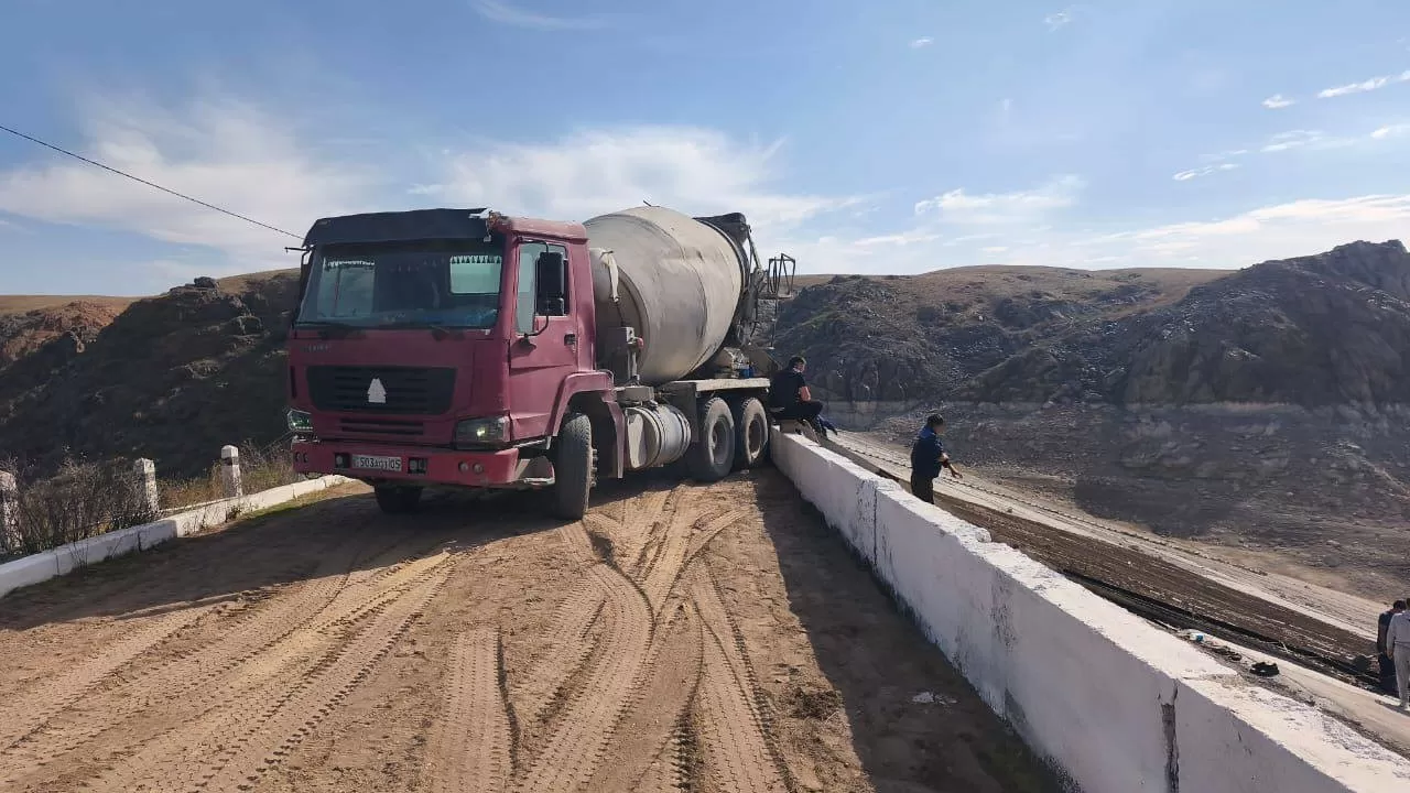 На одном из водохранилищ РК укрепляют плотину 