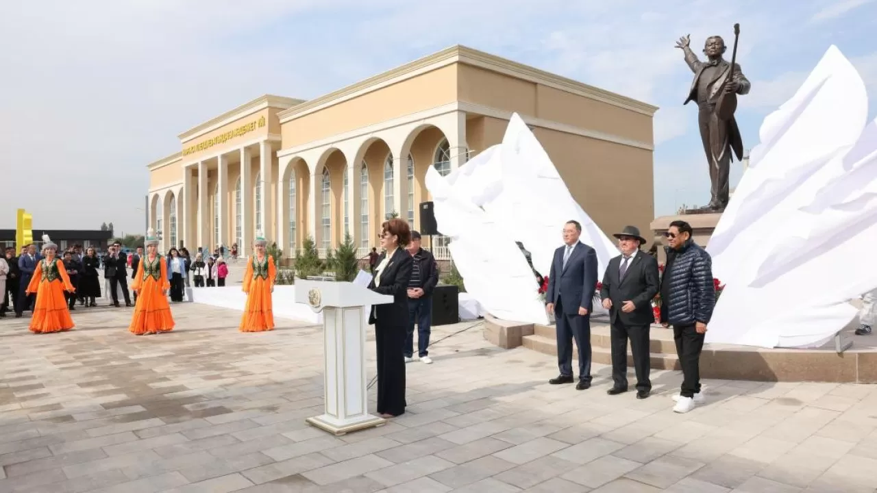Нұрғиса Тілендиевтің 100 жылдығына орай жаңа мәдениет үйі мен ескерткіші ашылды
