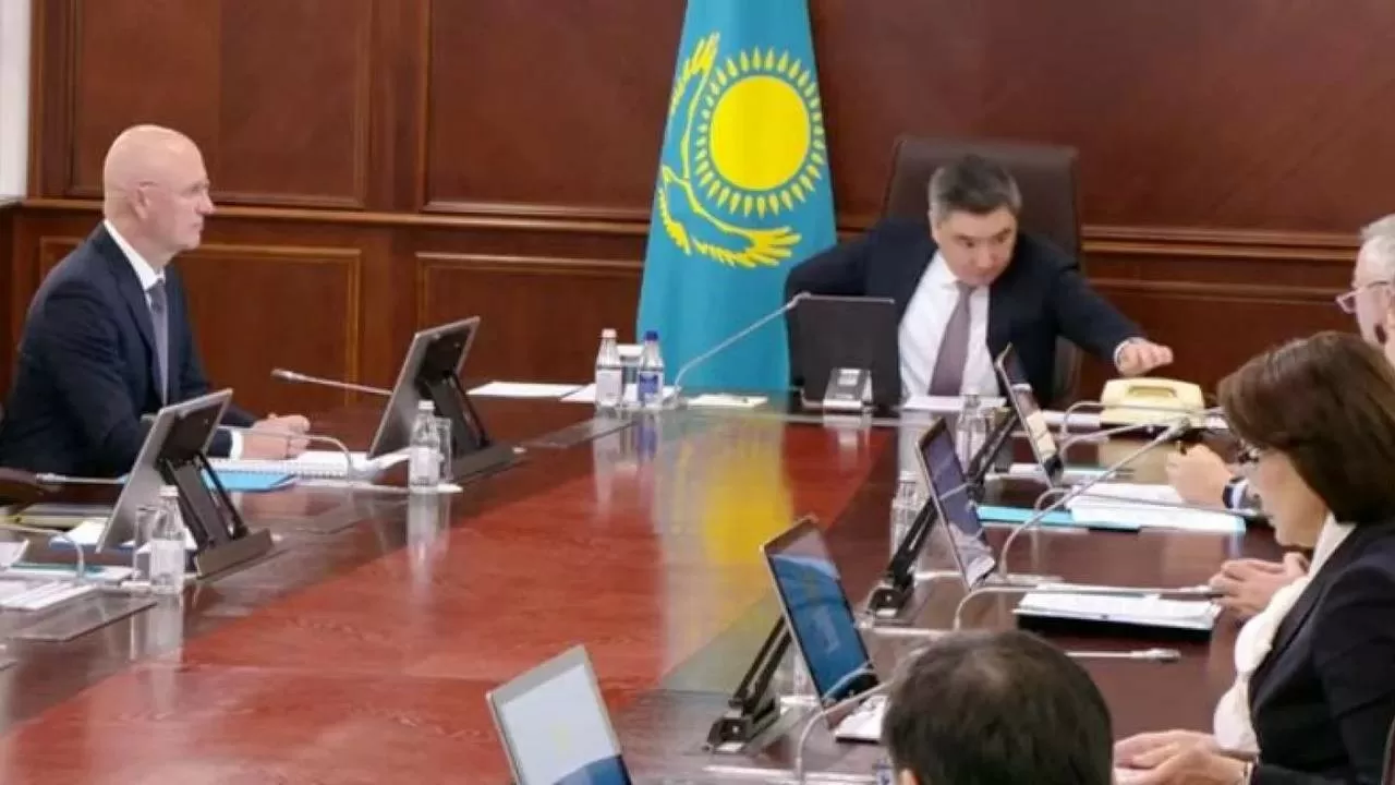 Олжас Бектенов телефонмен сөйлескен соң Үкімет отырысынан шығып кетуге мәжбүр болды