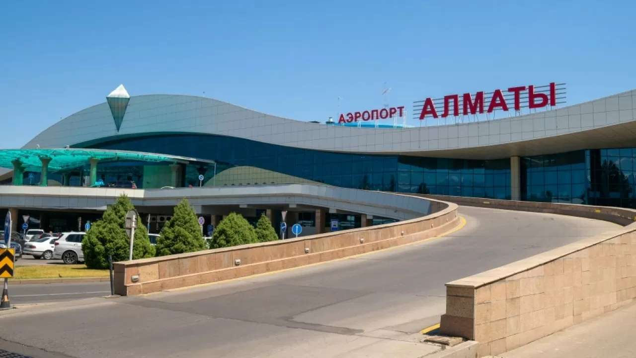 Топливозаправщик задел самолет в аэропорту Алматы