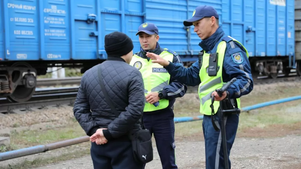 Сколько казахстанцев нарушили правила перехода железнодорожных путей 