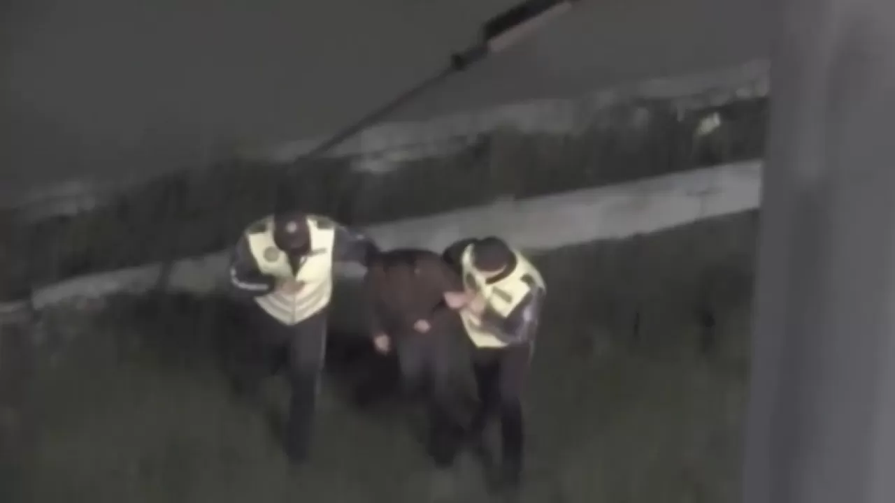 Көкшетауда мас жүргізуші полициядан қашып, қоршауға соғылды