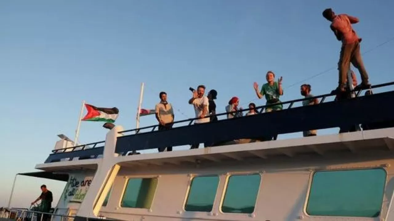 Израиль Грета Тунберг мінген кемені Газаға бара жатқан жерінен тоқтатты