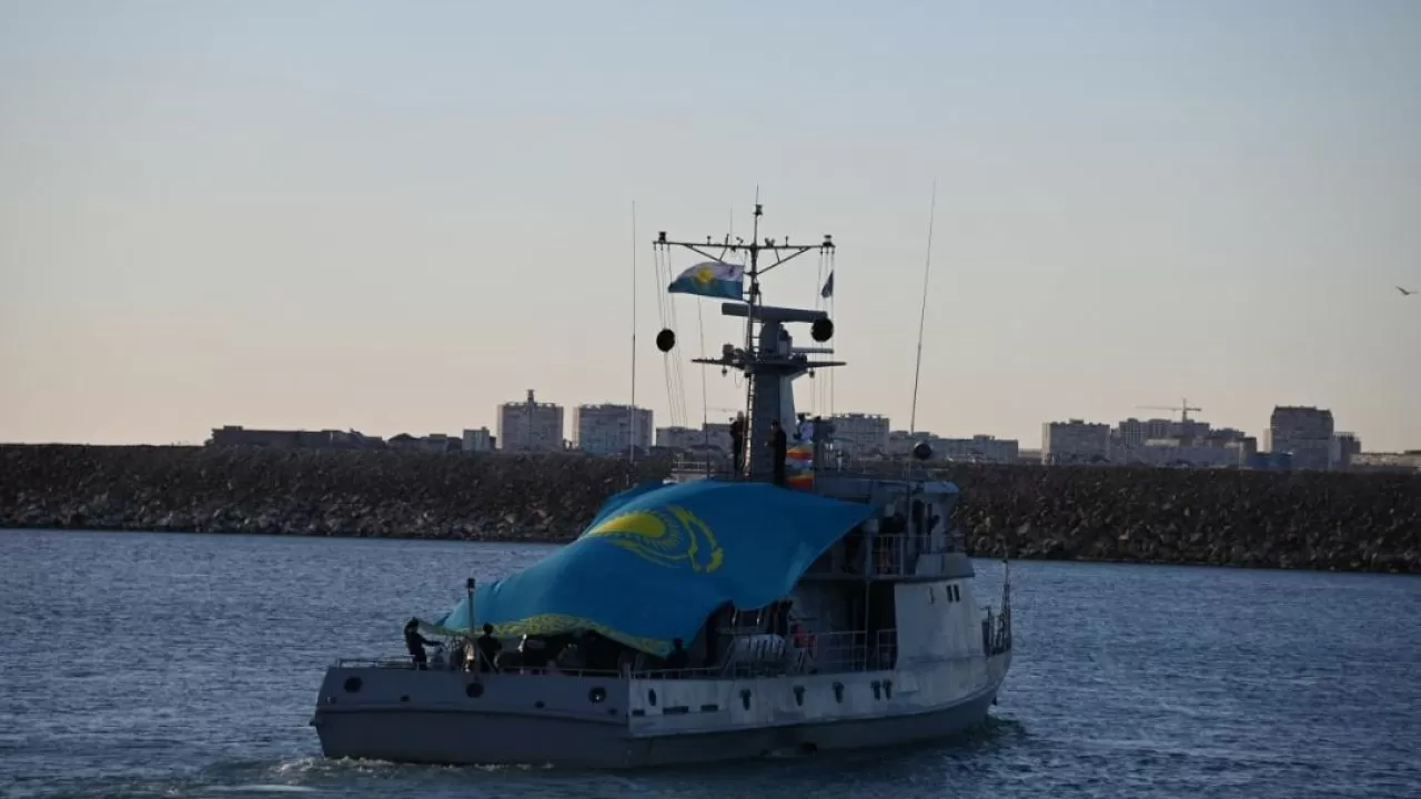 Моряки пронесли флаг Казахстана по Каспию