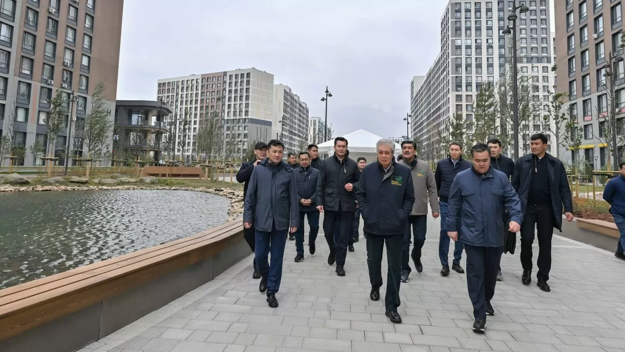 Токаев осмотрел бульвар Greenline в районе "Нура"