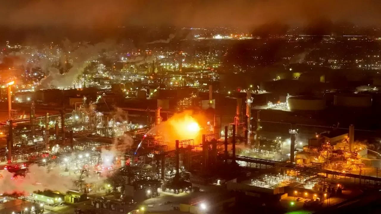 Мощный взрыв прогремел на нефтеперерабатывающем заводе Chevron