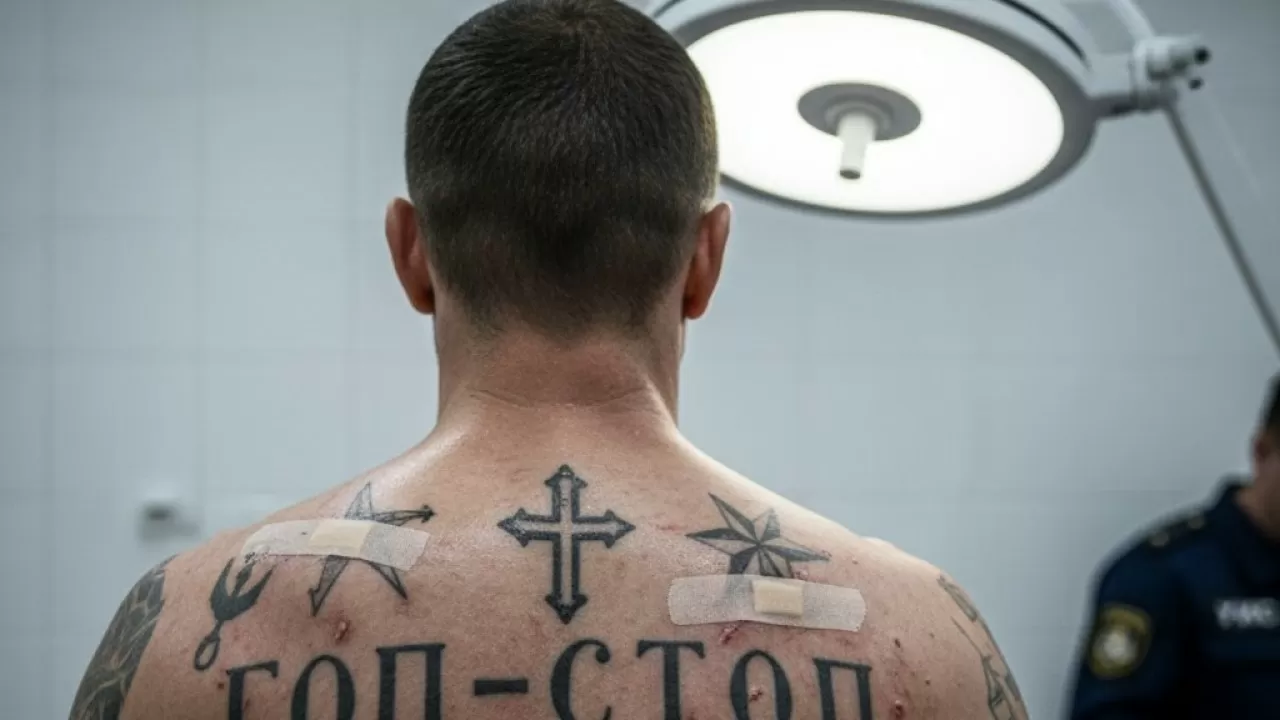 В Актобе заключенные избавляются от татуировок