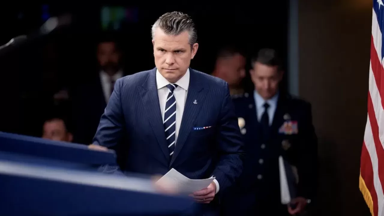 Пентагон басшысының ұшағы Ұлыбританияда шұғыл қонуға мәжбүр болды