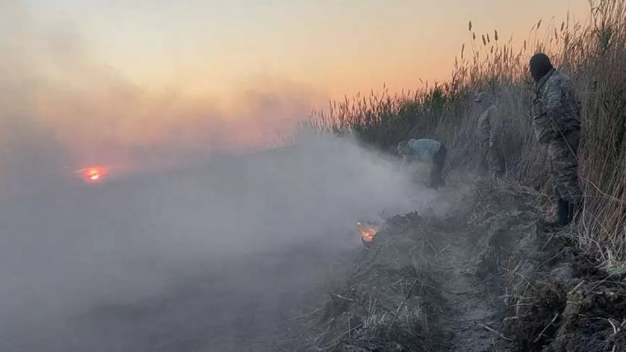Атырау маңында өрт шығып, қалаға күйік иісі тарады 