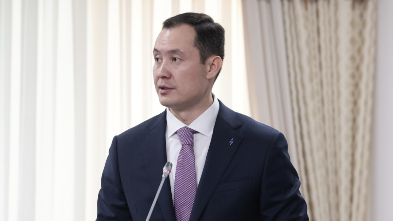 Ұл анасының досы видеосын трахает