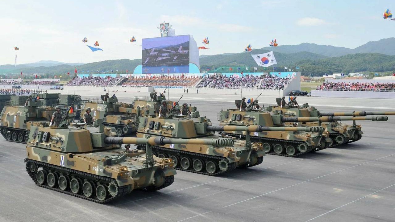 Қарттардың есекке сиынып жатқанын қараңыз