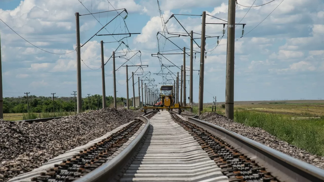 Семейде құлаққаппен телефонға қарап келе жатқан жігітті пойыз қақты
