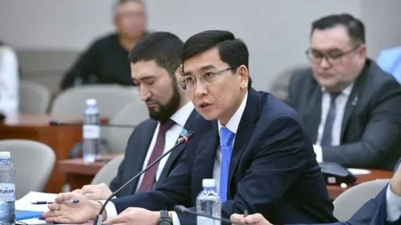 Депутат Асхат Аймағамбетов жекеменшік мектептер мәселесі неге ушыққанын түсіндірді 