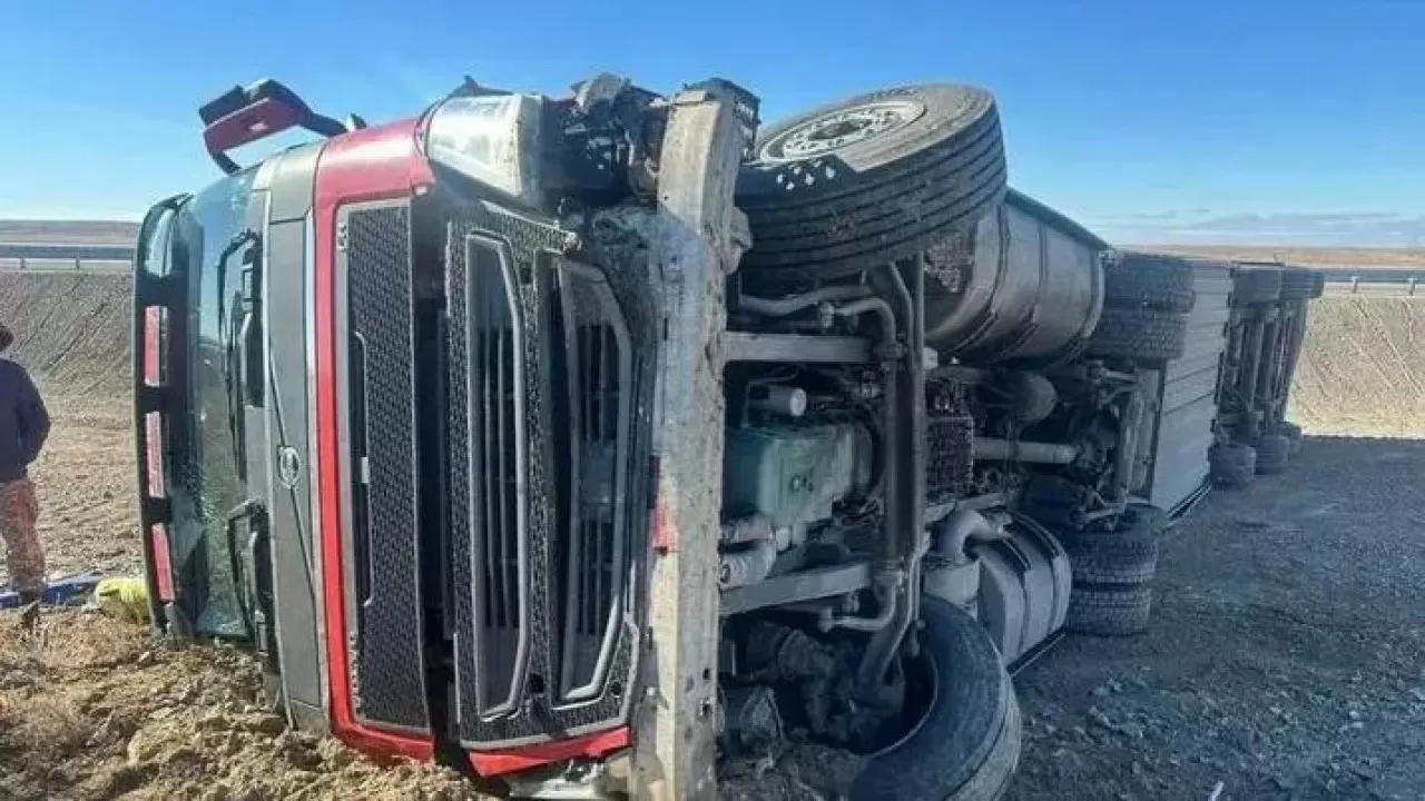 Абай облысында аударылған жүк көлігінің жүргізушісі жүрек талмасынан көз жұмды