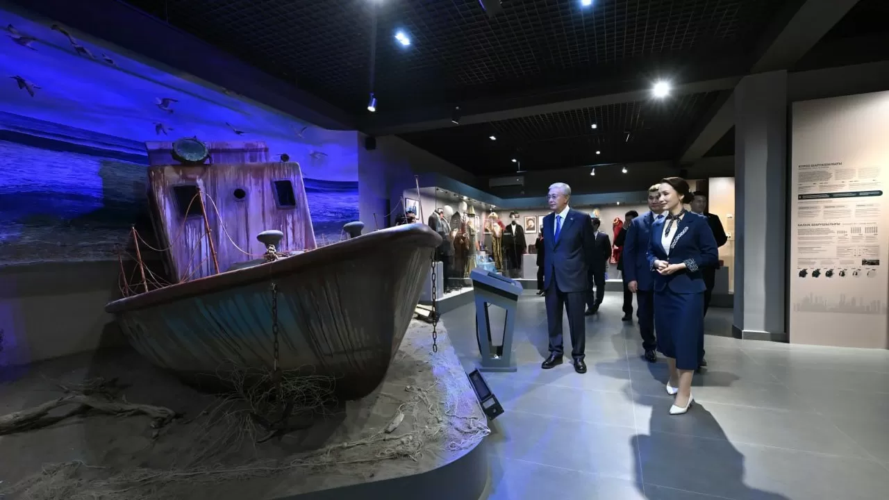 Тысячи экспонатов увидел Токаев в музее Кызылординской области