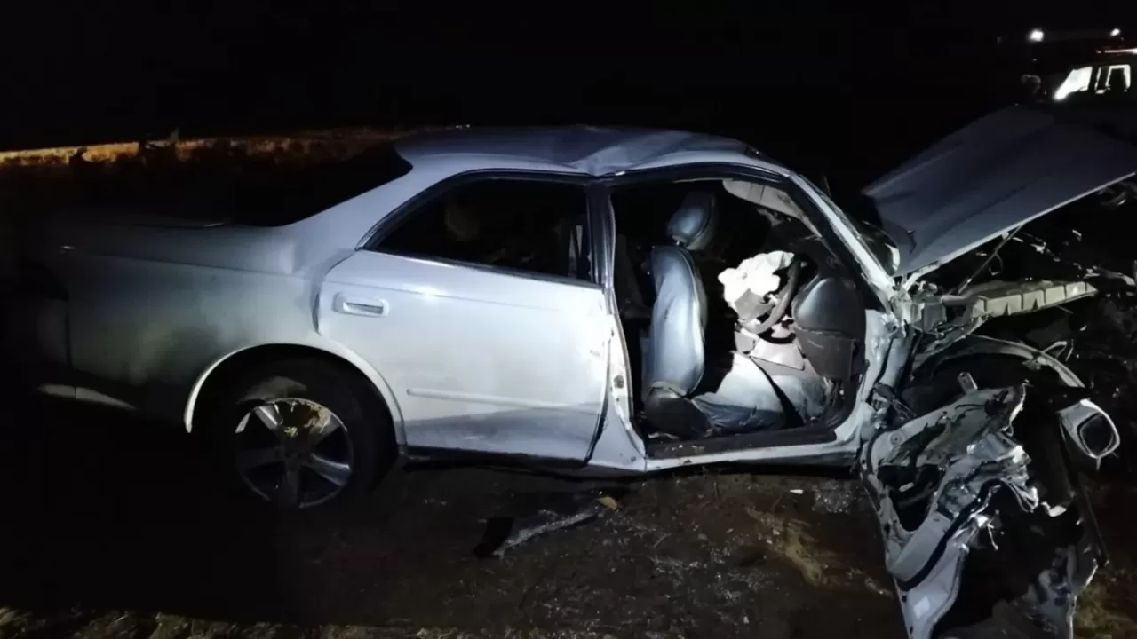 Павлодарда көлік жол жиегіне аударылып, жүргізуші көз жұмды