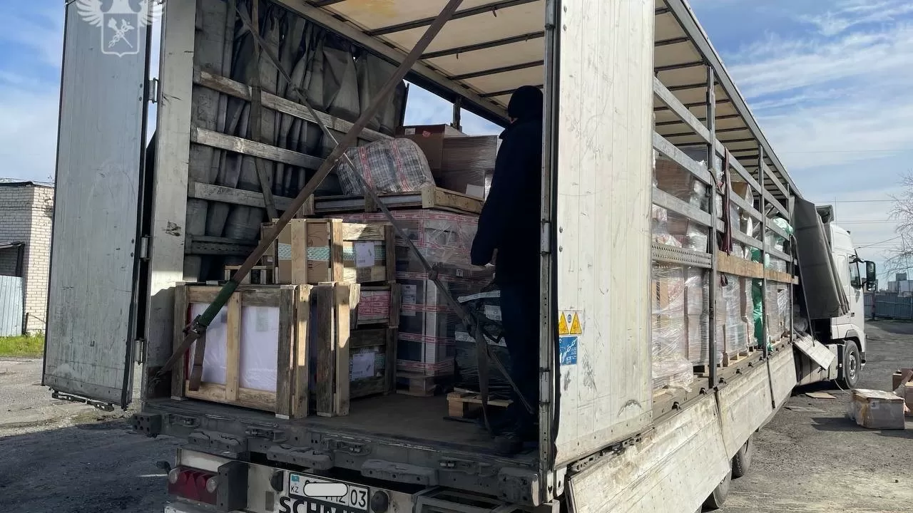 На границе с Казахстаном задержали крупную партию техники 