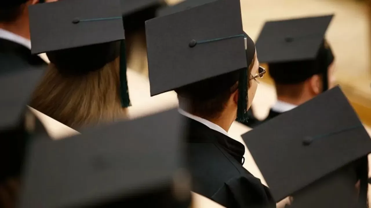 С казахстанки через суд взыскали неотработанный из-за беременности грант