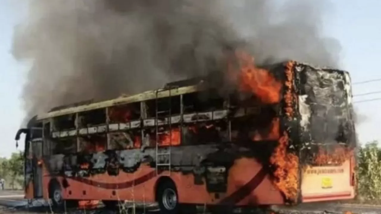 "Көбі ұйықтап жатқан": Үндістанда автобустағы өрттен 20 адам тірідей жанып кетті