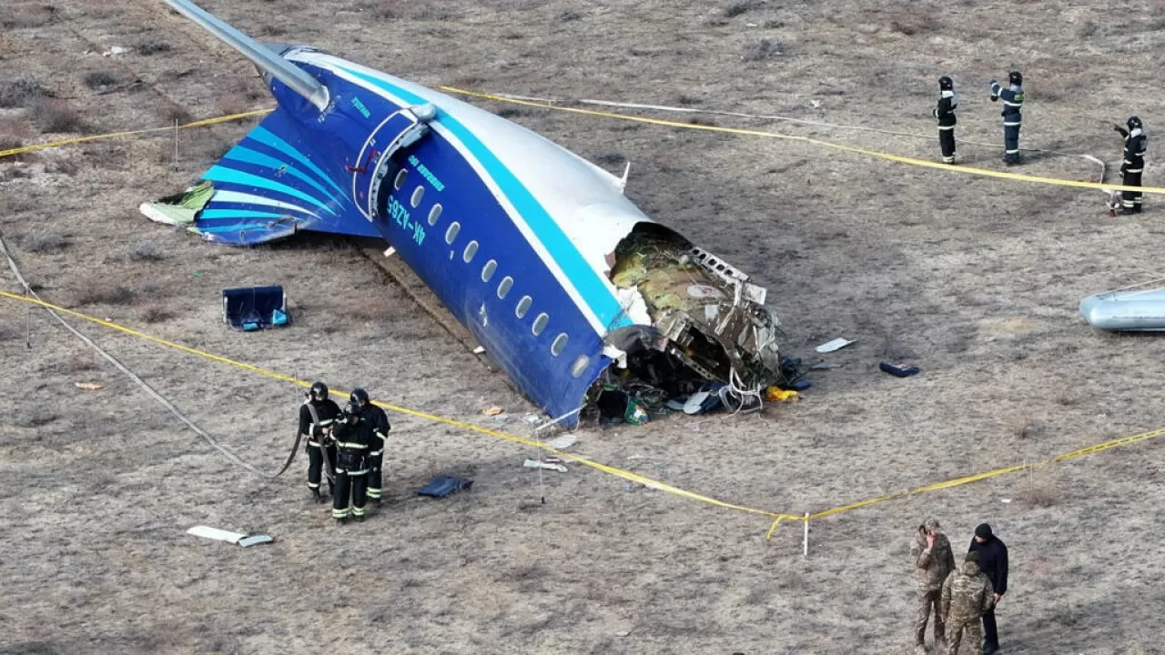 Путин назвал обломки ракет ПВО причиной крушения самолета AZAL