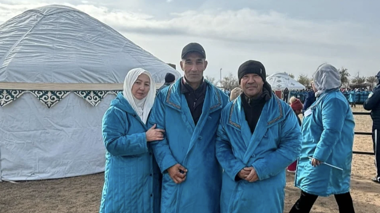 Резеңке қолғаппен порно Порно жаратылыстардың фотосуреттері