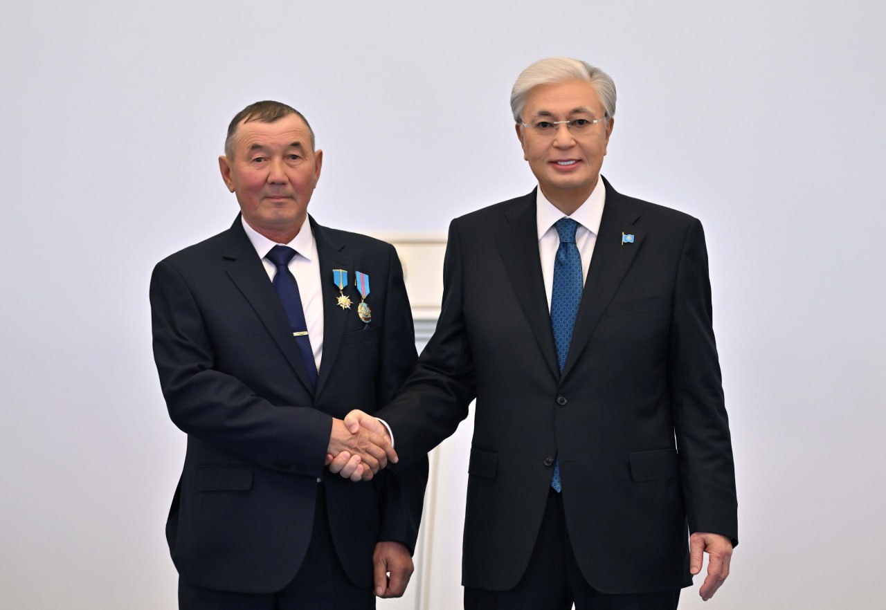 Президент вручил награды накануне Дня Республики