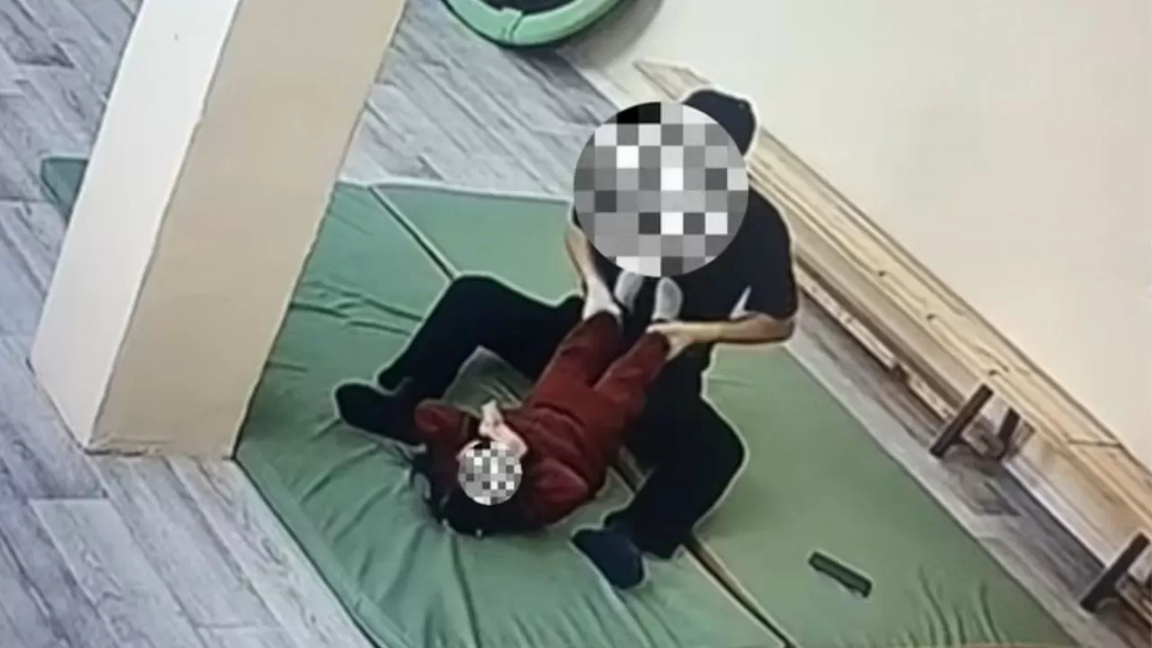 "Қолынан сүйреген": Екібастұз орталығындағы сабақтан кейін балаға гипс салынды