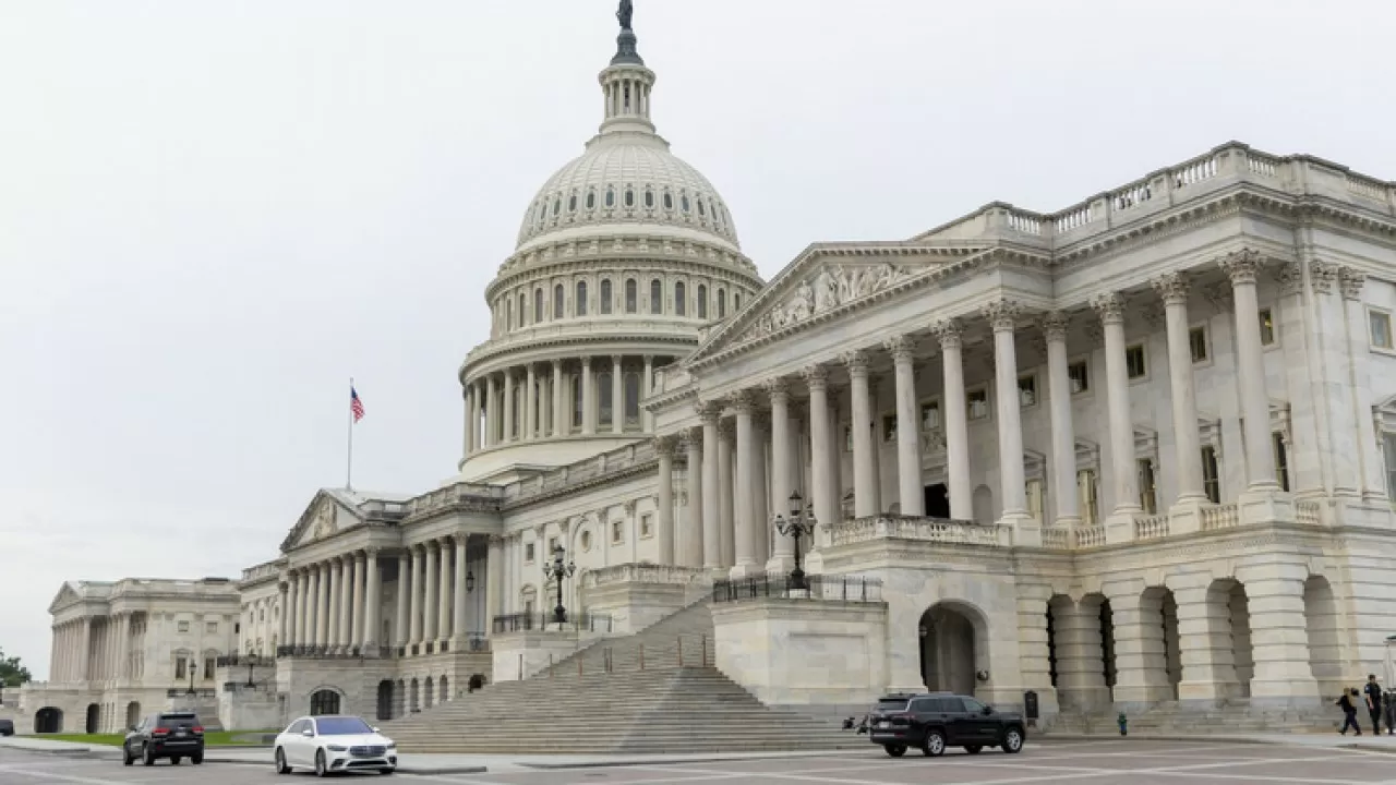 Правительство США приостановило работу 