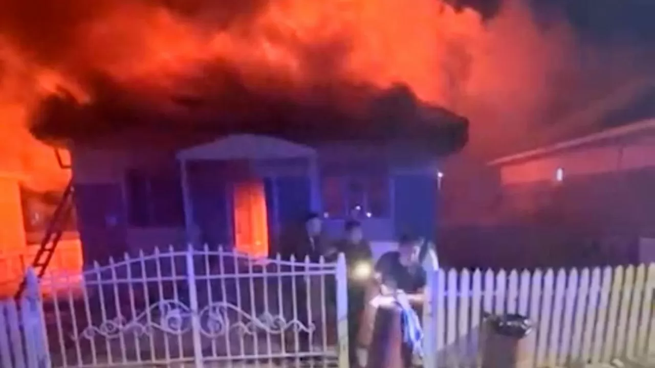 Прыжок из огня: в Талдыкоргане полицейский спас человека с горящей крыши