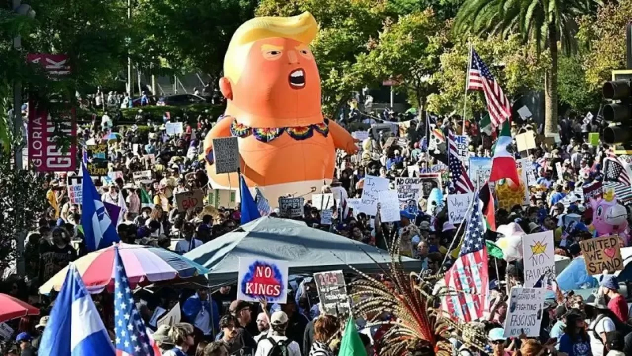 Американцы вышли на улицы, протестуя против Трампа