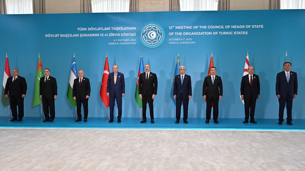 Қосымша жыныс мүшесі бар порно