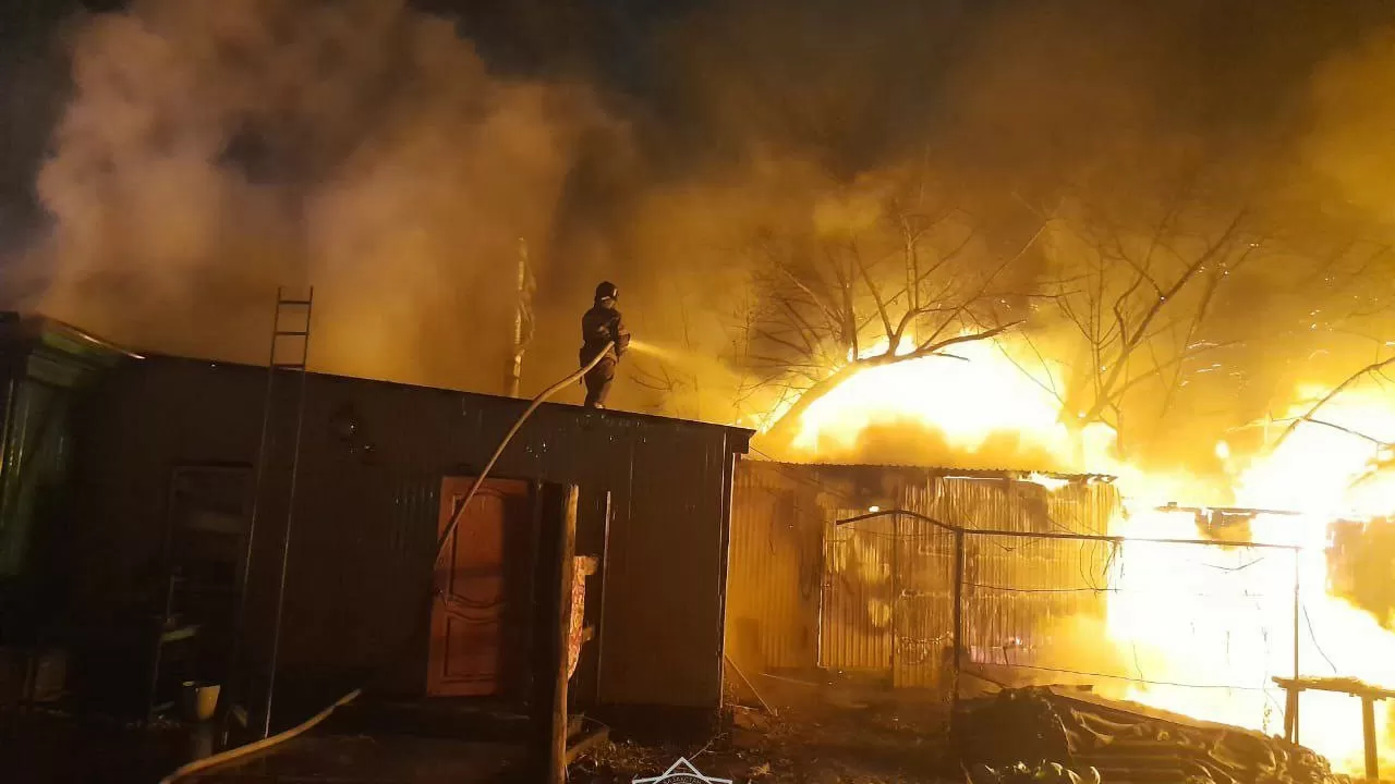 Семейде бірнеше үй өртеніп кетті