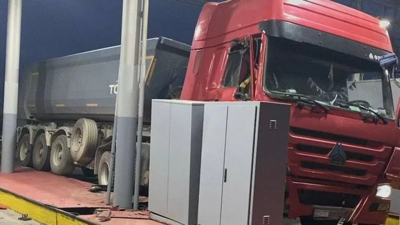 Мас күйінде жүк көлігін тізгіндеген жүргізуші төлемақы алу пунктіне соқты