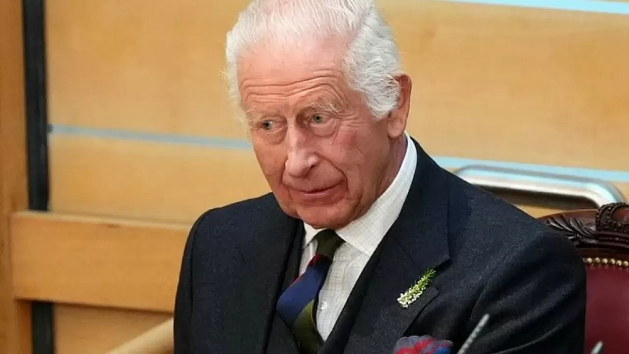 Король Карл лишил брата Эндрю титулов и особняка