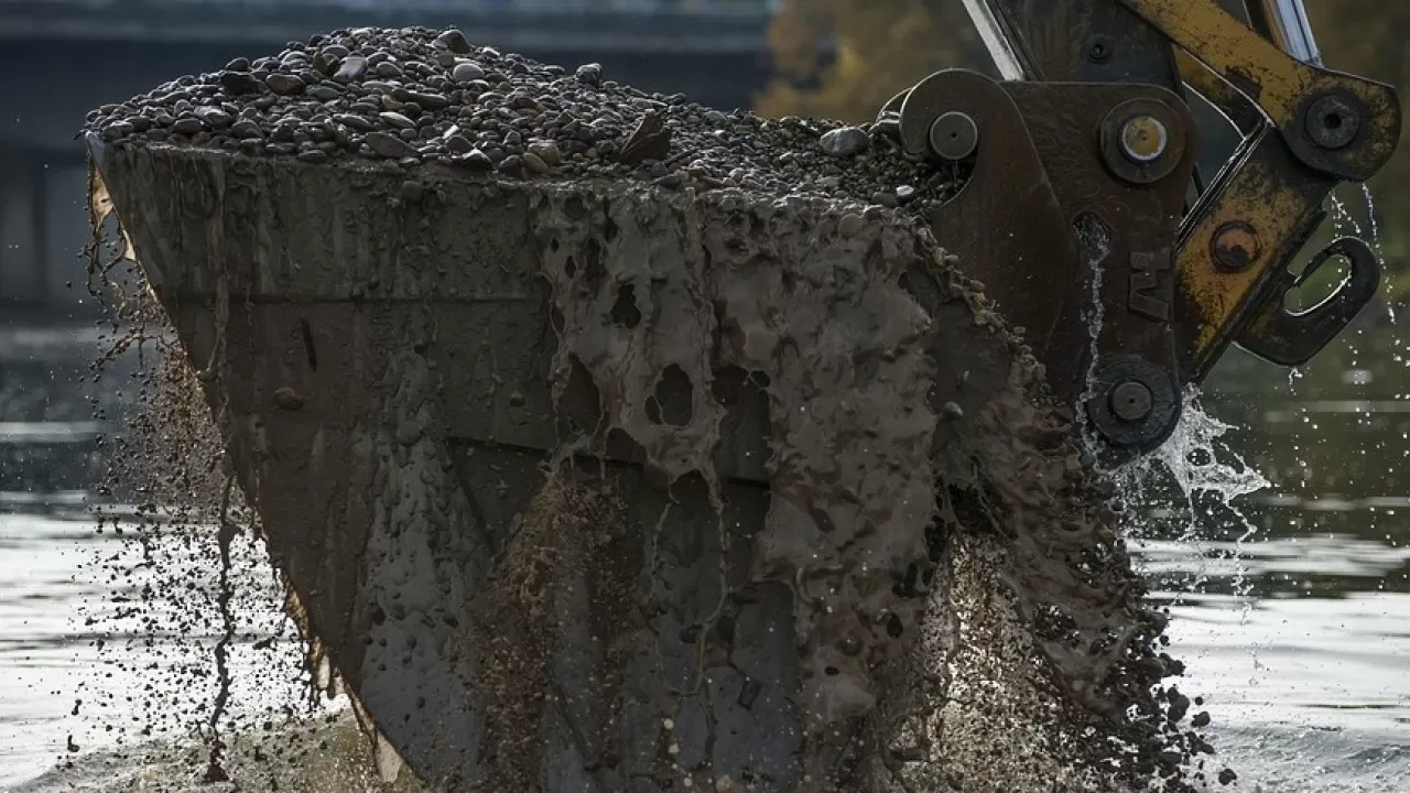 Ирригационные каналы очищают от ила и растительности в ЗКО