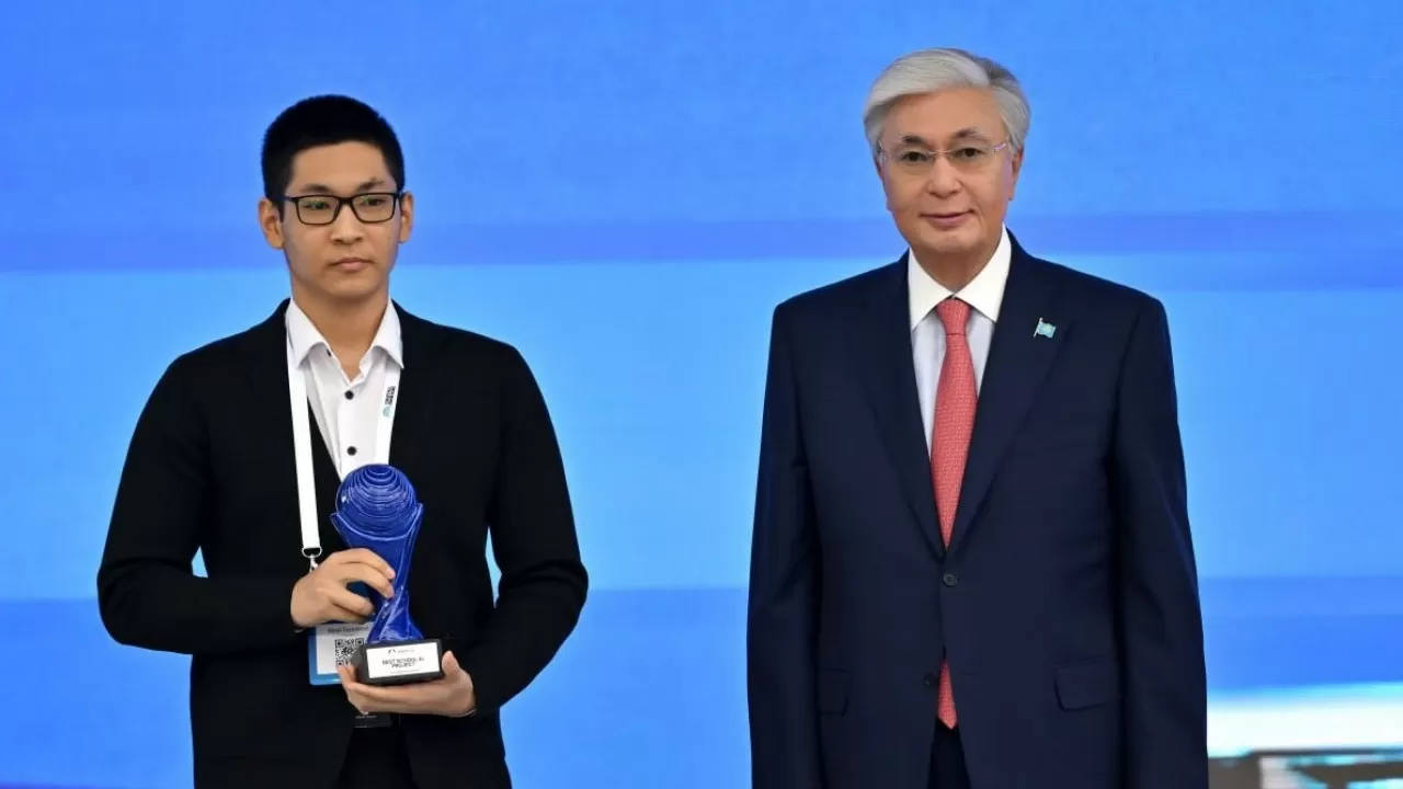 Токаев вручил награды победителям AI SANA 