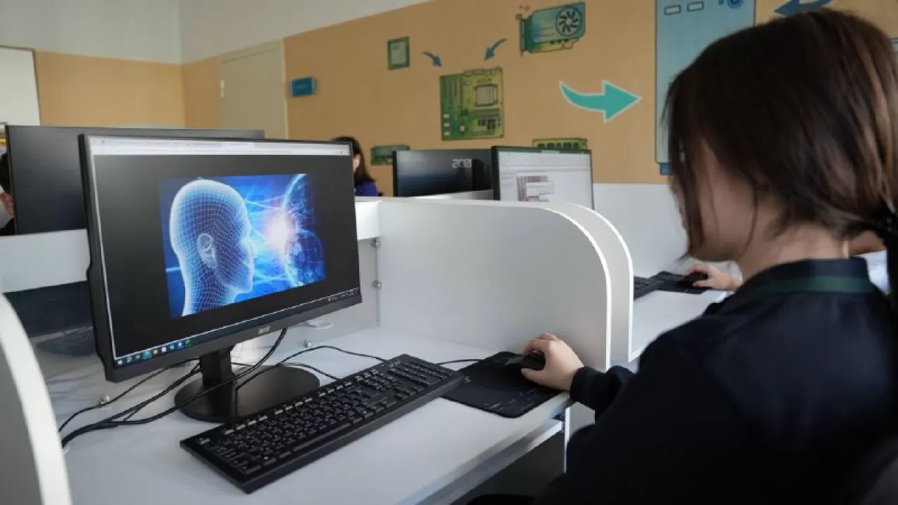 В казахстанских школах тестируют обучение с элементами искусственного интеллекта 