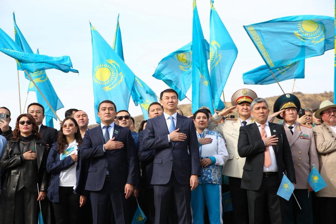 Алматыда 40 метрлік тұғырға Мемлекеттік ту ілінді