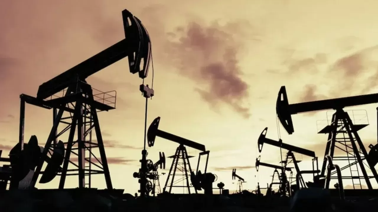 Нефть может завершить неделю в минусе в ожидании встречи Трампа и Путина