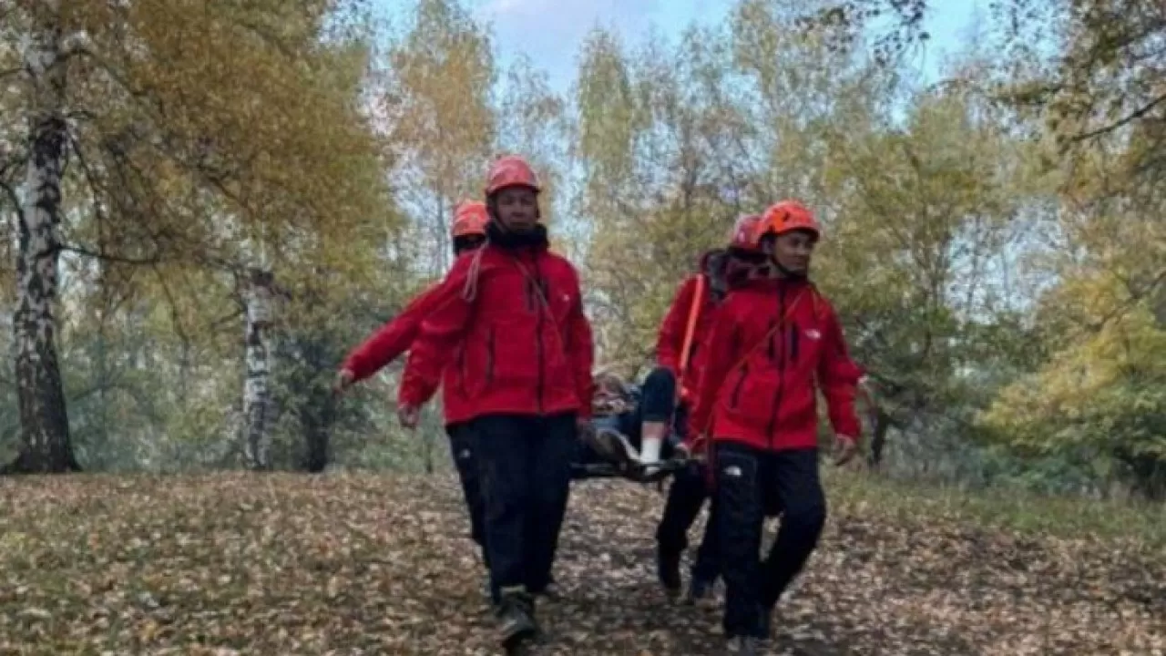 Туристка получила травму в горах Алматы и не смогла спуститься вниз