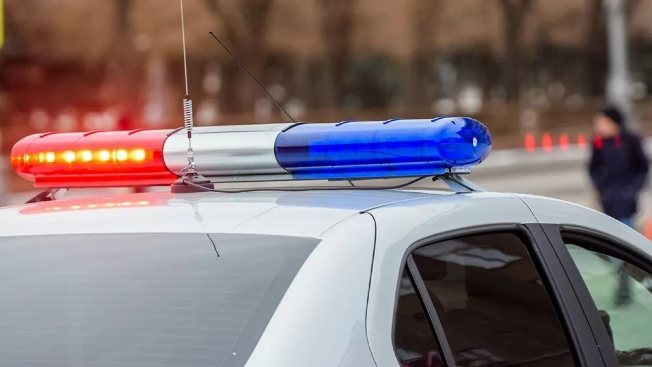 Полицейского без сознания нашли рядом с телом девушки в опорном пункте Караганды