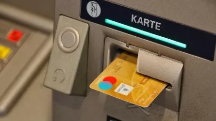 Подростки похитили деньги с чужих карт в Уральске 