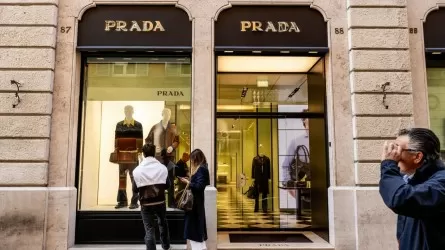 Prada әйгілі Versace брендін сатып алды