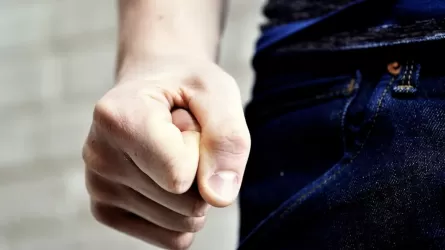 Павлодарда нашар баға алған оқушының әкесі мұғалімді соққыға жыққан