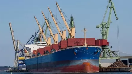 Китай вводит портовые сборы для судов из США 