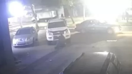 Алматыда ер адам көршісін көлікпен әдейі қағып кеткен